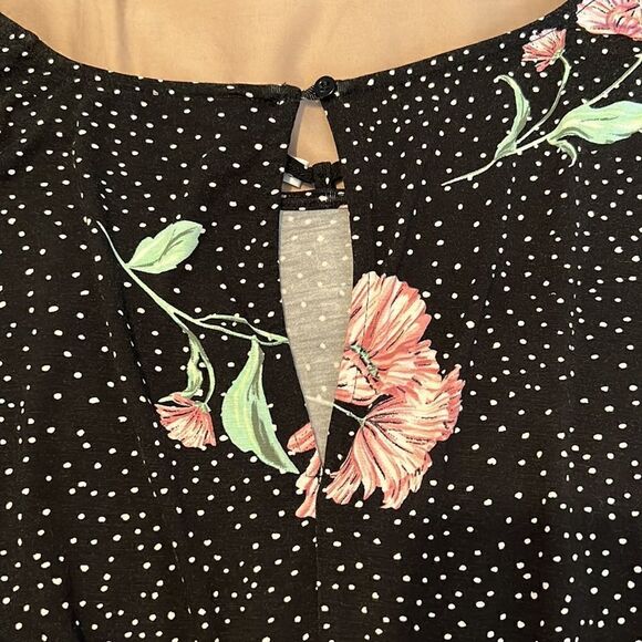 Xhilaration szL short romper cute flowers neck details pockets keyhole back EUC - Picture 8 of 14